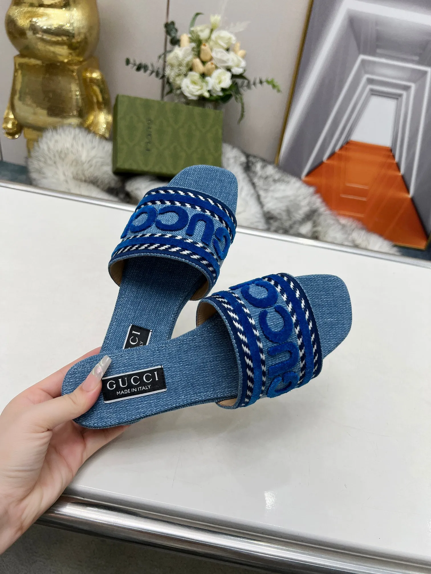 👟👟Ex-factory price 340👟👟 Genuine leather sole 200 Gucci 2024/Spring and summer new electric embroidery flat slippers hot style online —————————————— Perfect interpretation! The original development supports any comparison in the market! Carefully crafted materials! Months in the making! The pattern is extremely beautiful! Unique charm. The fabric is made from the original one-to-one ratio! Flash sale market free version! The thorn lines and three-dimensional effect are full! High-end and high-end Factory No.: 828-16 ꫛꫀꪝ Go➫ Materials: ❶ Upper: Electric embroidery environmentally friendly washed denim fabric ❷ Feet: imported sheepskin, lining sheepskin. ❸Outsole! Original Italian leather outsole ➕ Rubber outsole ........................................ ♡Size: 35-44 ♡Colour: 1cm